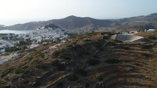 Mylopotas sur l'île d'Ios dans les Cyclades en Grèce vues du ciel