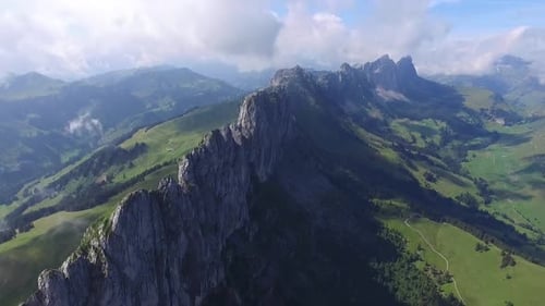Vista panorâmica da montanha com drone aéreo.
