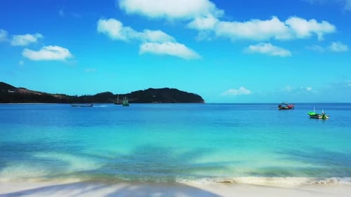 Luftaufnahme abstrakt eines luxuriösen Strandurlaubs an der Küste durch blaugrüne Lagune mit weißem Sandhintergrund