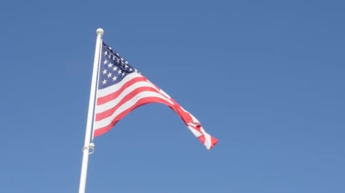 Flagge der Vereinigten Staaten von Amerika im Wind winkt 4K 2160p UltraHD-Aufnahmen - Amerikanische Flagge gegen bl