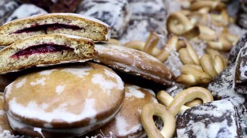 Lebkuchen mit Obst- und Sahnefüllung, Trockenbagels und andere Süßwaren
