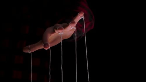 Mann hält eine Marionettenschnur