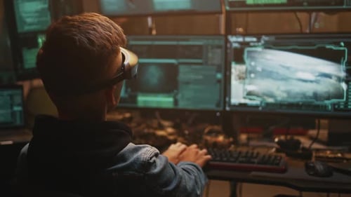Hacker masculin lançant une ogive nucléaire