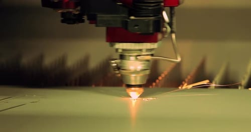 CNC-Laserschneiden von Metall Moderne Industrietechnik