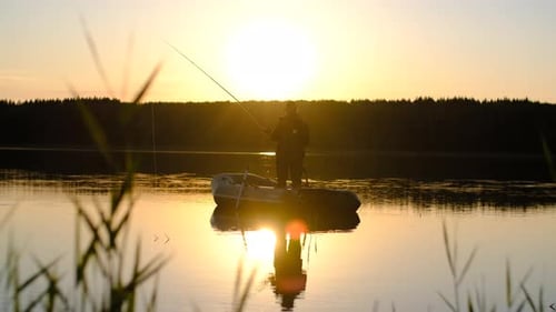 Angeln auf dem Meer, Fischer im Boot, Angeln bei Sonnenuntergang, Aktive Erholung