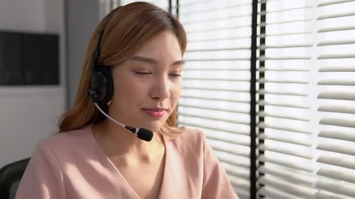 Kompetente Bedienerin, die am Computer arbeitet und mit Kunden spricht