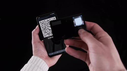 Uso de la billetera portátil de criptomonedas frías para escanear el código QR en el teléfono inteligente