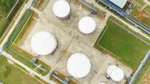 Zumbido gira sobre los depósitos de petróleo en el territorio de la fábrica