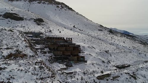 Construit sur le flanc d'une montagne en 1920 à l'extrémité sud de Genola, dans l'Utah, le Old Tintic Mill p