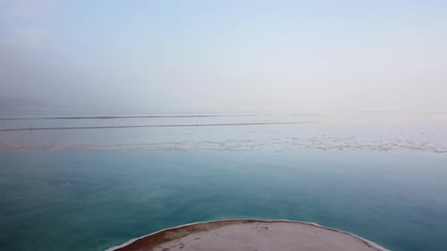 Cristaux de sel à la surface de la mer Morte : Israël, vue aérienne de la mer Morte