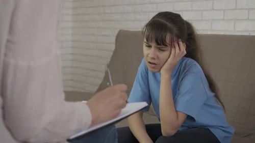 Ein Teenager mit Problemen beim Psychologen.