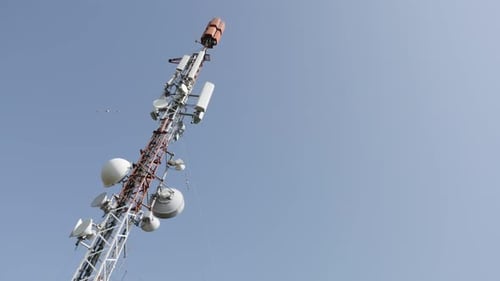 Vor blauem Himmel Telekommunikations-Repeater-Antennensystem Hintergrund 4K 3840X2160 UHD schwenken foo
