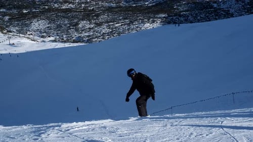 Mountain Snowboarder rutscht bergab auf der Skipiste Mountain Snowboarden 60p
