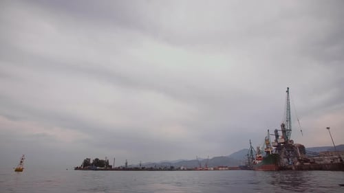 Große Frachtschiffe beim Entladen im Seehafen. Krane und Container mit Seetransport geliefert