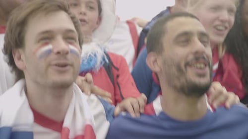 Aficionados al fútbol francés aplauden el partido