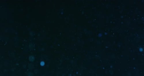 Burbujas azules en el agua sobre fondo negro