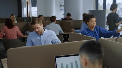 Collègues utilisant des ordinateurs portables pour le travail