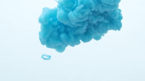 Türkis und blaue Tinte breiten sich im Wasser nach unten