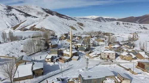 Mosquée dans un village musulman dans la vallée enneigée et montagneuse