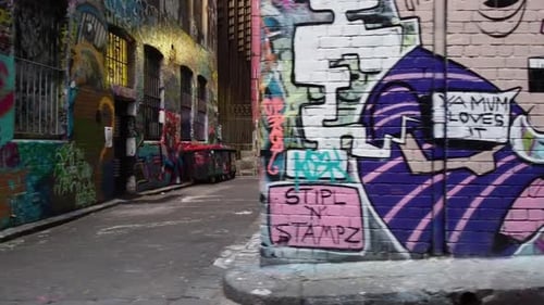 Desplazándose por callejones urbanos y paredes cubiertas de arte callejero genial.
