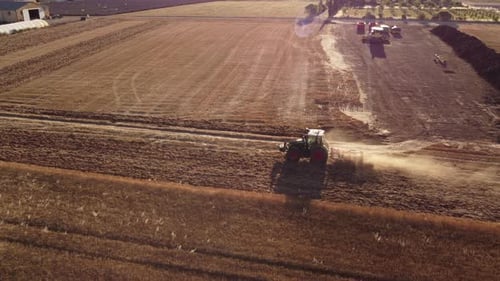 Mähdrescher ernten Weizen Landwirtschaft Feld Luftbild