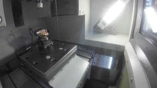 fresamento de formas a partir de uma peça de metal em uma máquina CNC