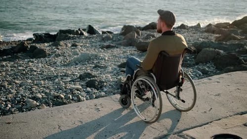 Homme handicapé solitaire regardant la mer