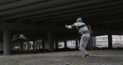 Athlète de Parkour effectuant des cascades