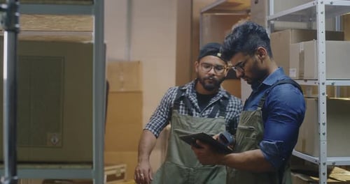 Arbeiter aktivieren Kästchen in einem Distributionszentrum