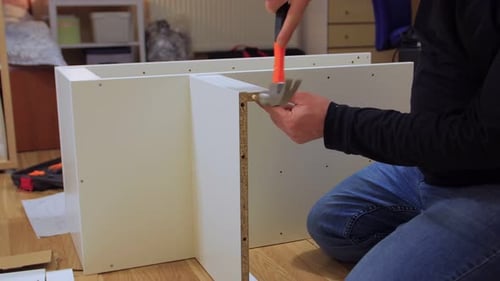 Arbeiter mit einem Hammer