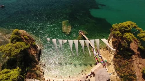 Sobrevolando el Zumbido sobre Agios Sostis (isla Cameo) en Zakynthos, Grecia