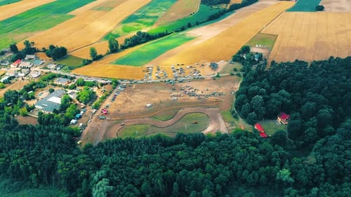Eventos deportivos de autocross. Las carreras de autos deportivos. Rally tradicional. El coche de carreras se convierte en un