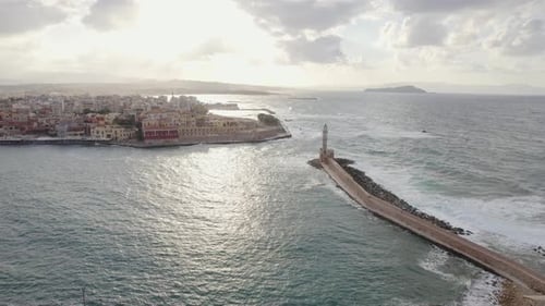 Epische Luftdrohnenaufnahmen des Leuchtturms im alten venezianischen Hafen von Chania. Filmmusik Sonnenuntergangsaufnahme.