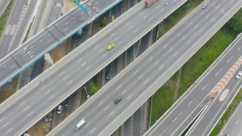Vue aérienne de voitures circulant sur une autoroute ou une autoroute. Passerelle, pont, rues