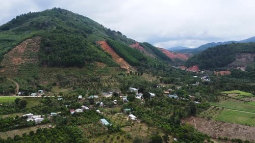 Processo de destruição da floresta montanhosa do Vietnã. Problema de desmatamento. Vista aérea