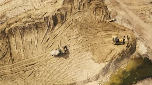 Luftbild einer Dampfwalze und eines Bulldozers auf einer Baustelle