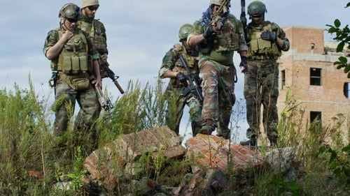 Militärs posieren mit Waffen im Freien