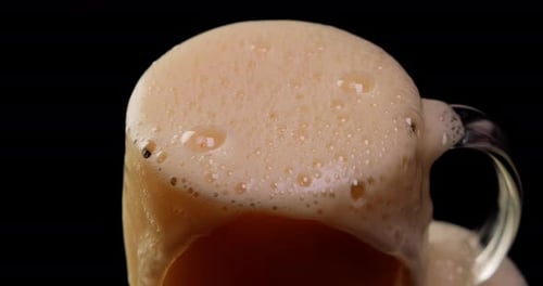 Lagerbier setzt sich mit einer weißen Schaumkappe im Glas ab