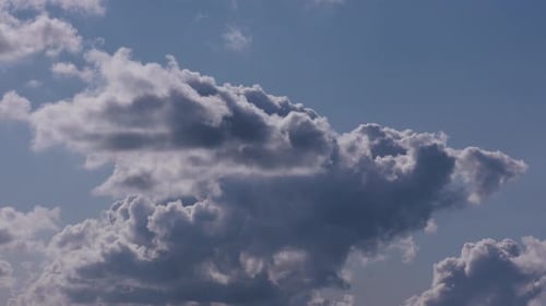 Zeitraffer der Bildung und des Wachstums grauer Wolken
