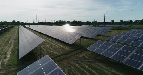 Luftaufnahme eines Solarkraftwerks bei Tageslicht
