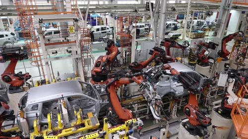 Roboterschweißen einer Karosserie in einer modernen Fabrik