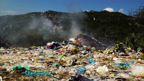 Mülldeponie, Stapel von Plastikmüll, Müllabfall, der auf Müllhalde brennt, giftiger Rauch, Luftverschmutzung