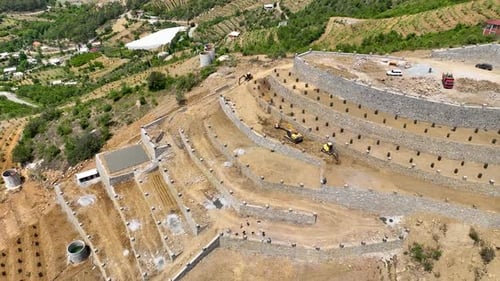 Los agricultores construyen un jardín de aguacates en las montañas vista aérea 4 K