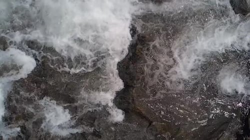 Gros plan sur l'eau de la rivière