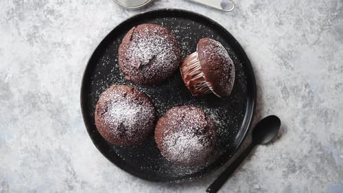 Frische und leckere Schokoladenmuffins auf Teller serviert