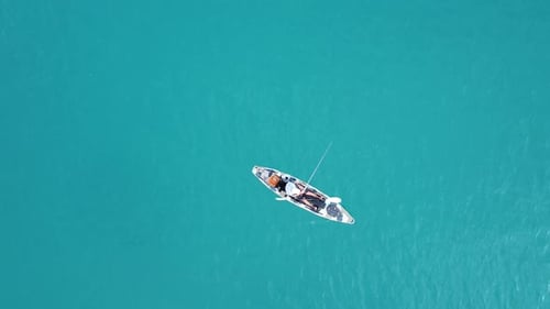 Hombre pescando en kayak