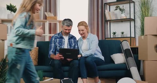 Pareja discutiendo sobre el diseño de habitaciones en un apartamento nuevo con muchas cajas de cartón