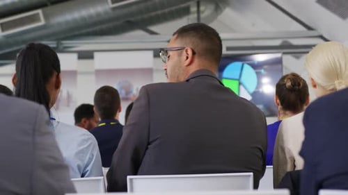 Audiencia hablando en una presentación de negocios