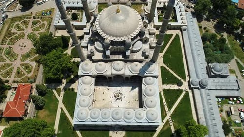 Luftaufnahme von Moschee und Minaretten