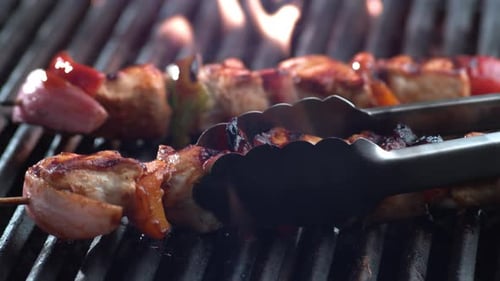 Brochettes de poulet sur grill, photographiées sur Phantom Flex 4K